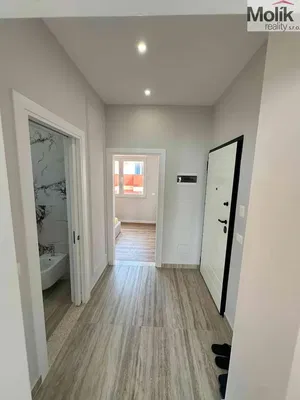 Obývačka; drevená podlaha, prirodzené svetlo, moderný štýl