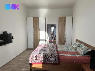 Kuchyňa; kuchynské spotrebiče, drevená podlaha, prirodzené svetlo, moderný štýl