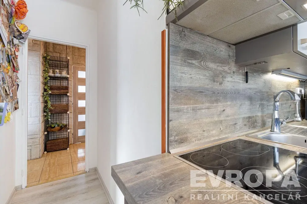 Kuchyňa; kuchynské spotrebiče, drevená podlaha, prirodzené svetlo, moderný štýl