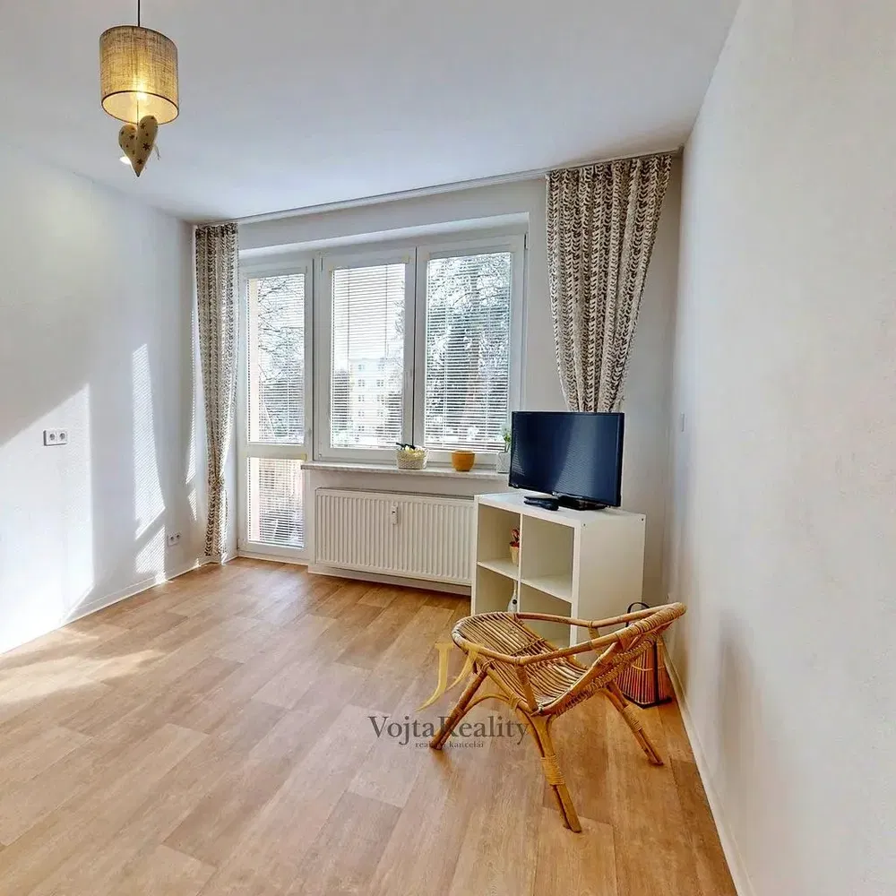 Kuchyňa; kuchynské spotrebiče, drevená podlaha, prirodzené svetlo, moderný štýl