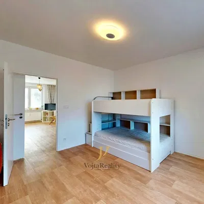 Kuchyňa; kuchynské spotrebiče, drevená podlaha, prirodzené svetlo, moderný štýl