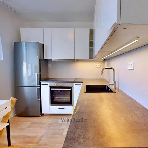 Kuchyňa; kuchynské spotrebiče, drevená podlaha, prirodzené svetlo, moderný štýl