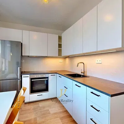 Kuchyňa; kuchynské spotrebiče, drevená podlaha, prirodzené svetlo, moderný štýl