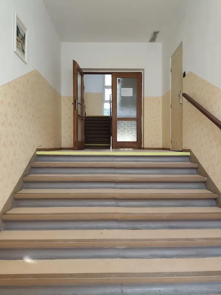 Cozinha; eletrodomésticos, chão de madeira, luz natural, estilo moderno