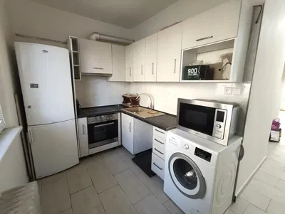 Cozinha; eletrodomésticos, chão de madeira, luz natural, estilo moderno