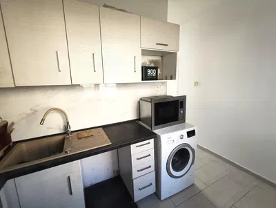 Cozinha; eletrodomésticos, chão de azulejo, luz natural, estilo moderno