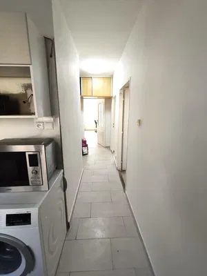 Sala de estar; chão de madeira, luz natural, estilo moderno