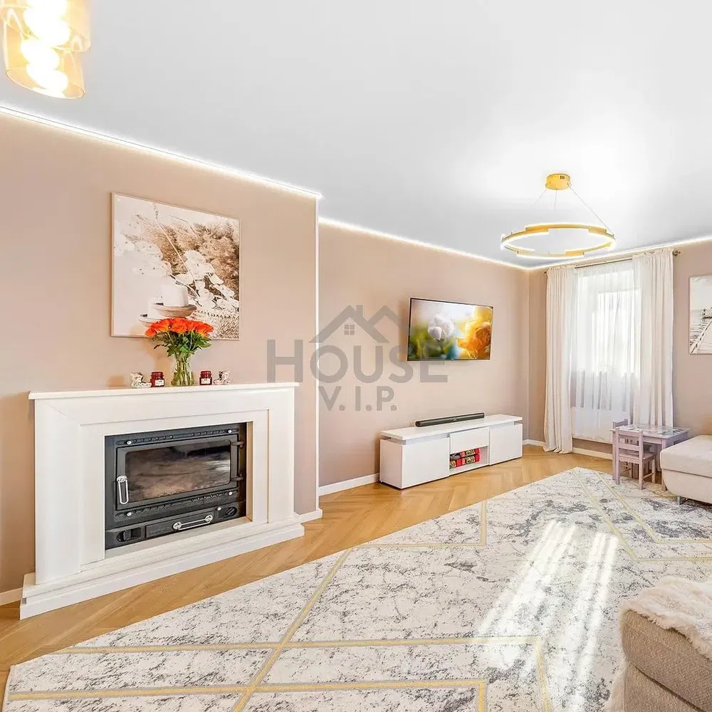 Kuchnia; sprzęt kuchenny, podłoga drewniana, światło dzienne, styl nowoczesny