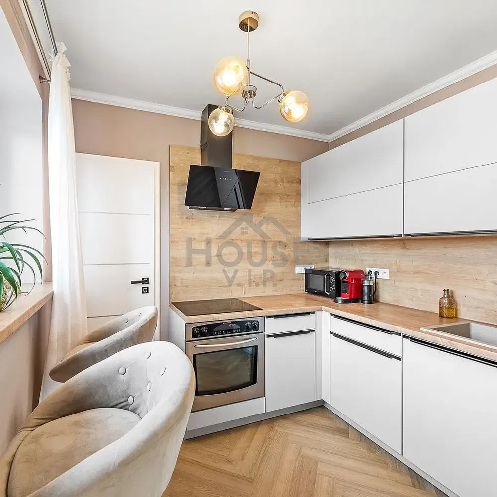 Kuchnia; sprzęt kuchenny, podłoga drewniana, światło dzienne, styl nowoczesny