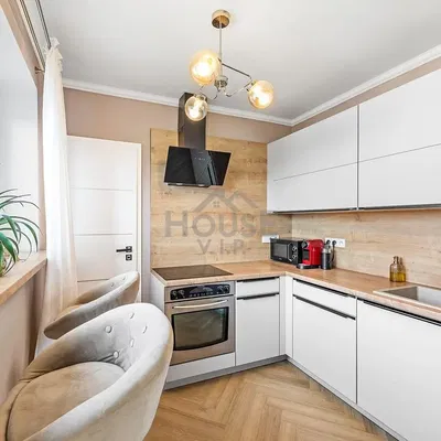 Kuchnia; sprzęt kuchenny, podłoga drewniana, światło dzienne, styl nowoczesny