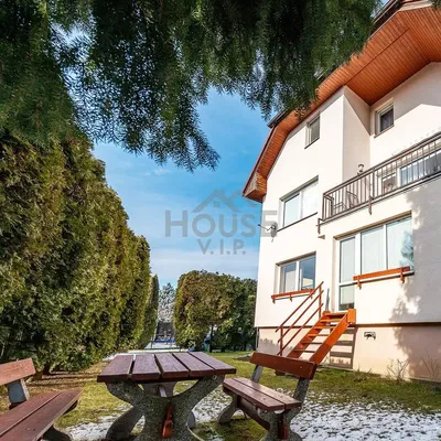 Kuchnia; sprzęt kuchenny, podłoga z płytek, światło dzienne, styl nowoczesny