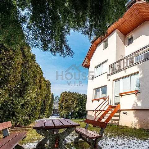 Kuchyně; kuchyňské spotřebiče, dlažba, přirozené světlo, moderní styl