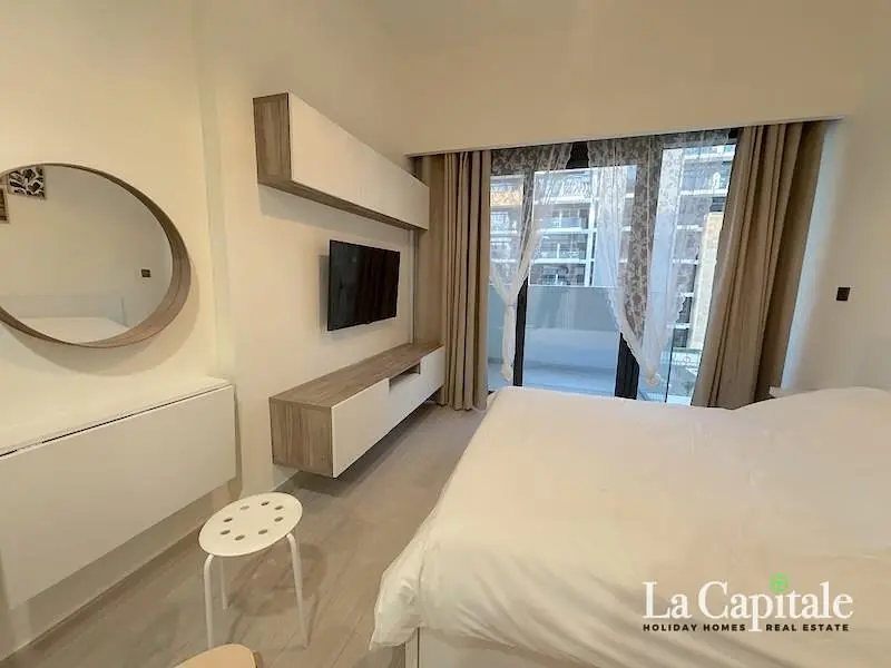 Quarto; chão de madeira, luz natural, estilo moderno