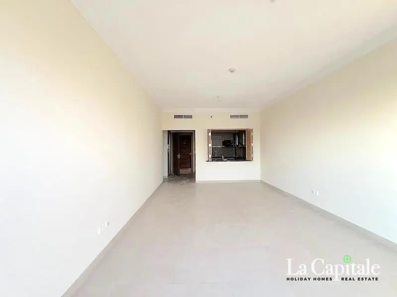 Sala de estar; luz natural, chão de azulejo