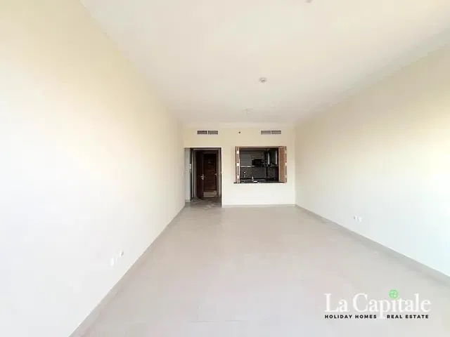 Sala de estar; luz natural, chão de azulejo