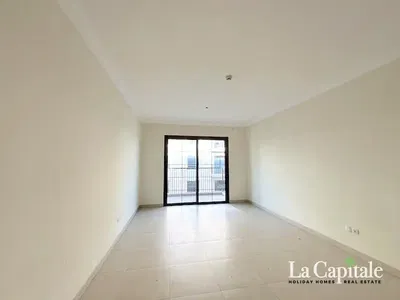 Varanda; chão de azulejo, luz natural, vista