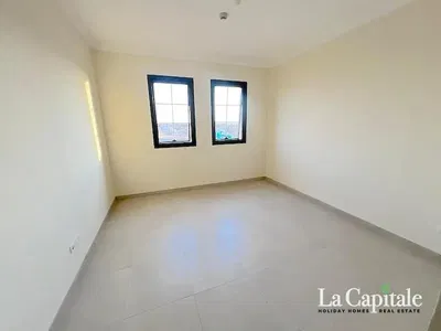 Quarto; chão de azulejo, luz natural, vista