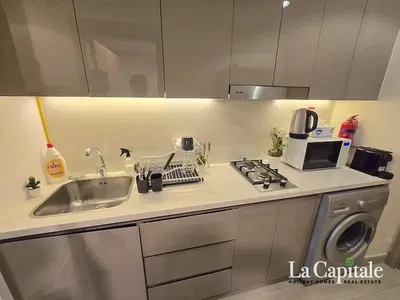 Cozinha; eletrodomésticos, renovado, luz natural