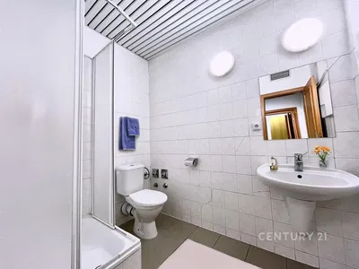 Toaleta; podłoga z płytek, światło dzienne, wyremontowany