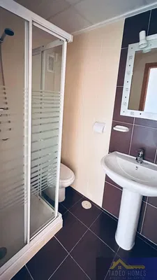 Badezimmer; fliesenboden, tageslicht