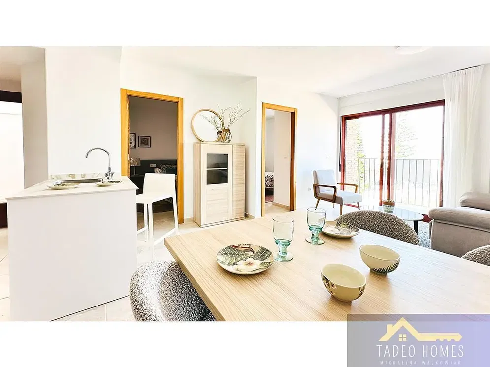 Oturma odası; doğal ışık, modern stil, fayans zemin