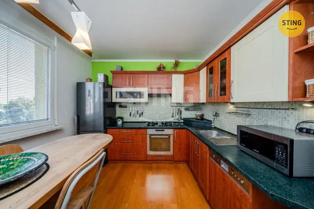 Кухиња; кухињски апарати, дрвени под, природно светло, модерни стил