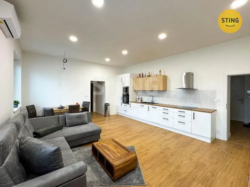 Хол; кухненски уреди, естествена светлина, модерен стил