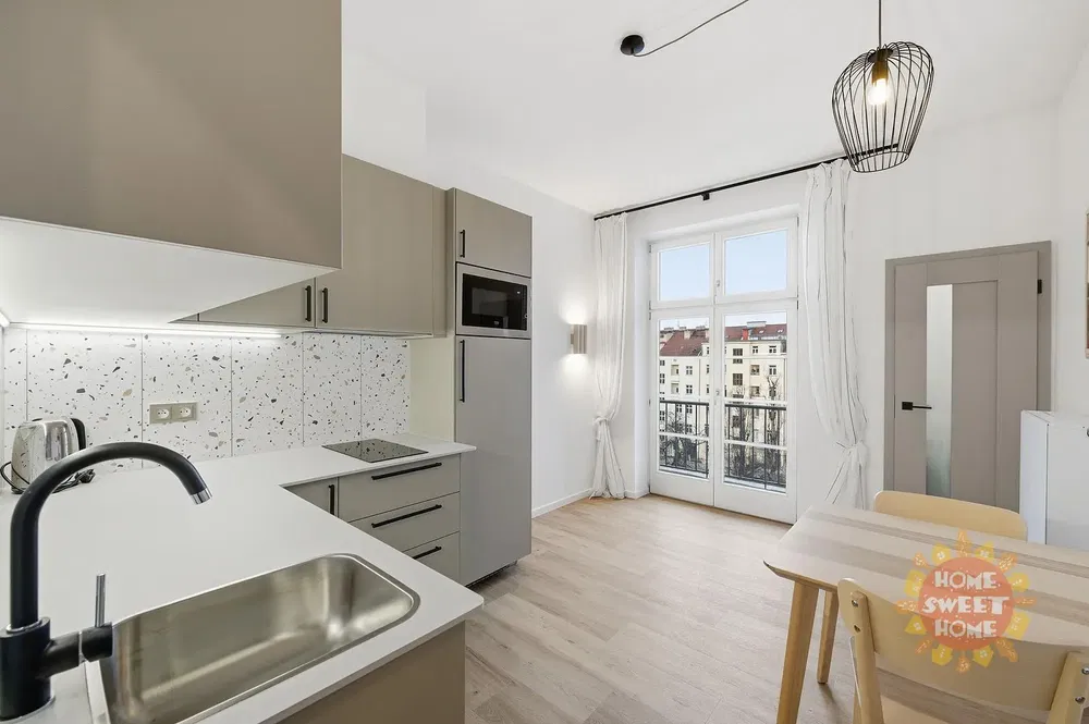 Kuchnia; widok, sprzęt kuchenny, światło dzienne, styl nowoczesny, wyremontowany