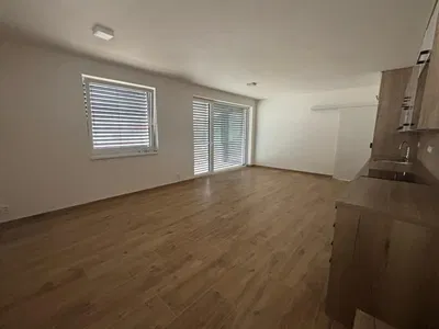 Кухня; естествена светлина, дървен под