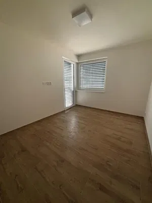 Спалня; плочки, естествена светлина