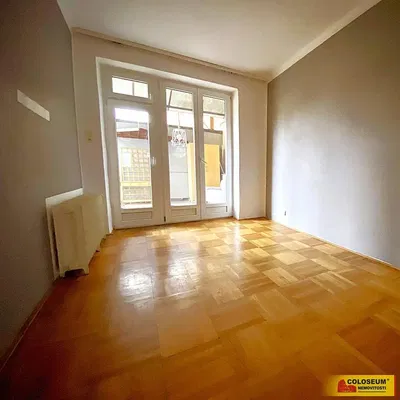 Хол; дървен под, естествена светлина