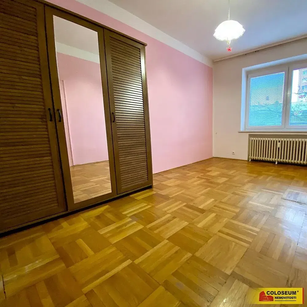 Спалня; дървен под, естествена светлина