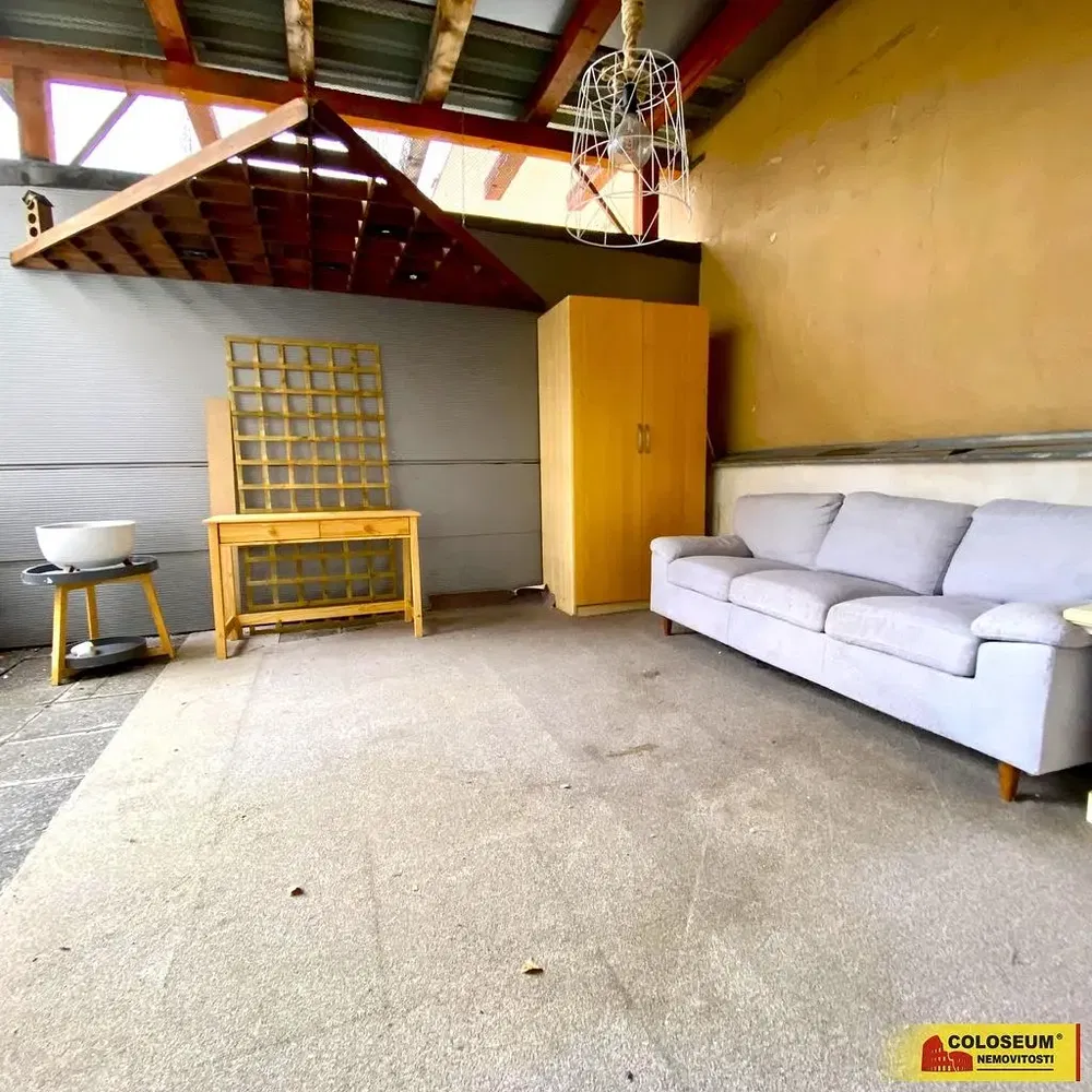 Хол; дървени греди, дървен под, нуждае се от ремонт, естествена светлина