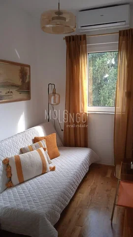 Dormitorio; suelo de madera, luz natural, estilo moderno