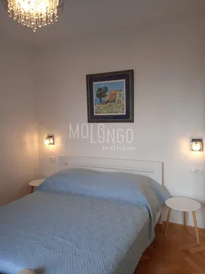 Spavaća soba; drveni pod, prirodna svjetlost, moderan stil