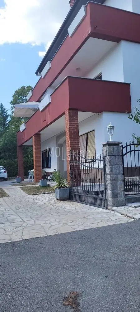 Кућа и околина