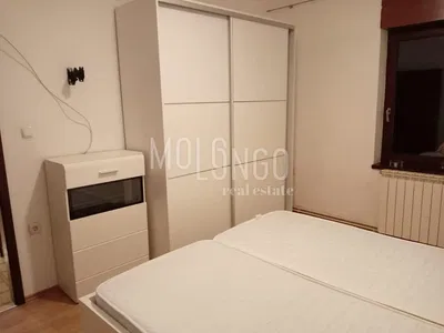 Спаваћа соба; дрвени под, реновиран, природно светло, модерни стил