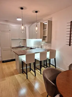 Küche; küchengeräte, holzboden, moderner stil