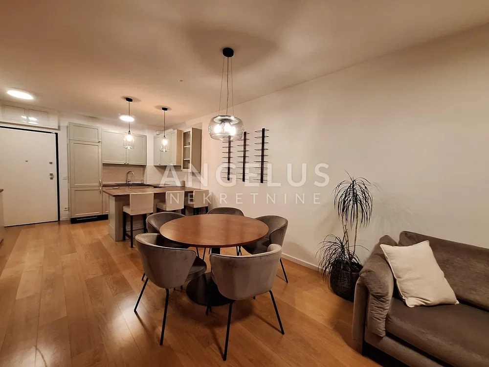 Wohnzimmer; holzboden, moderner stil, tageslicht