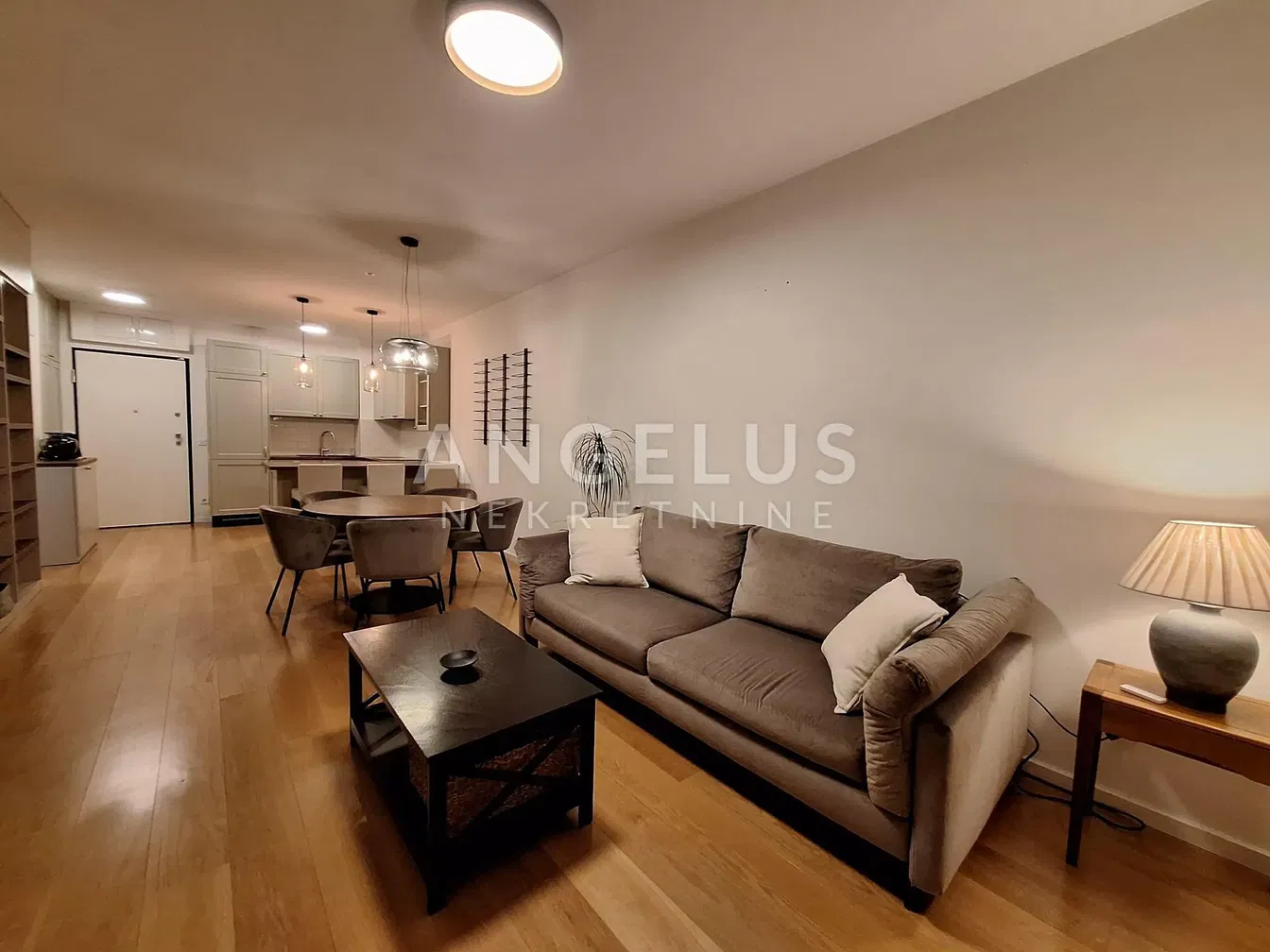 Wohnzimmer; holzboden, tageslicht, moderner stil