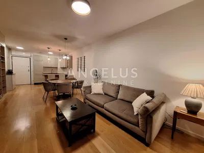 Salon; parquet, lumière naturelle, style moderne