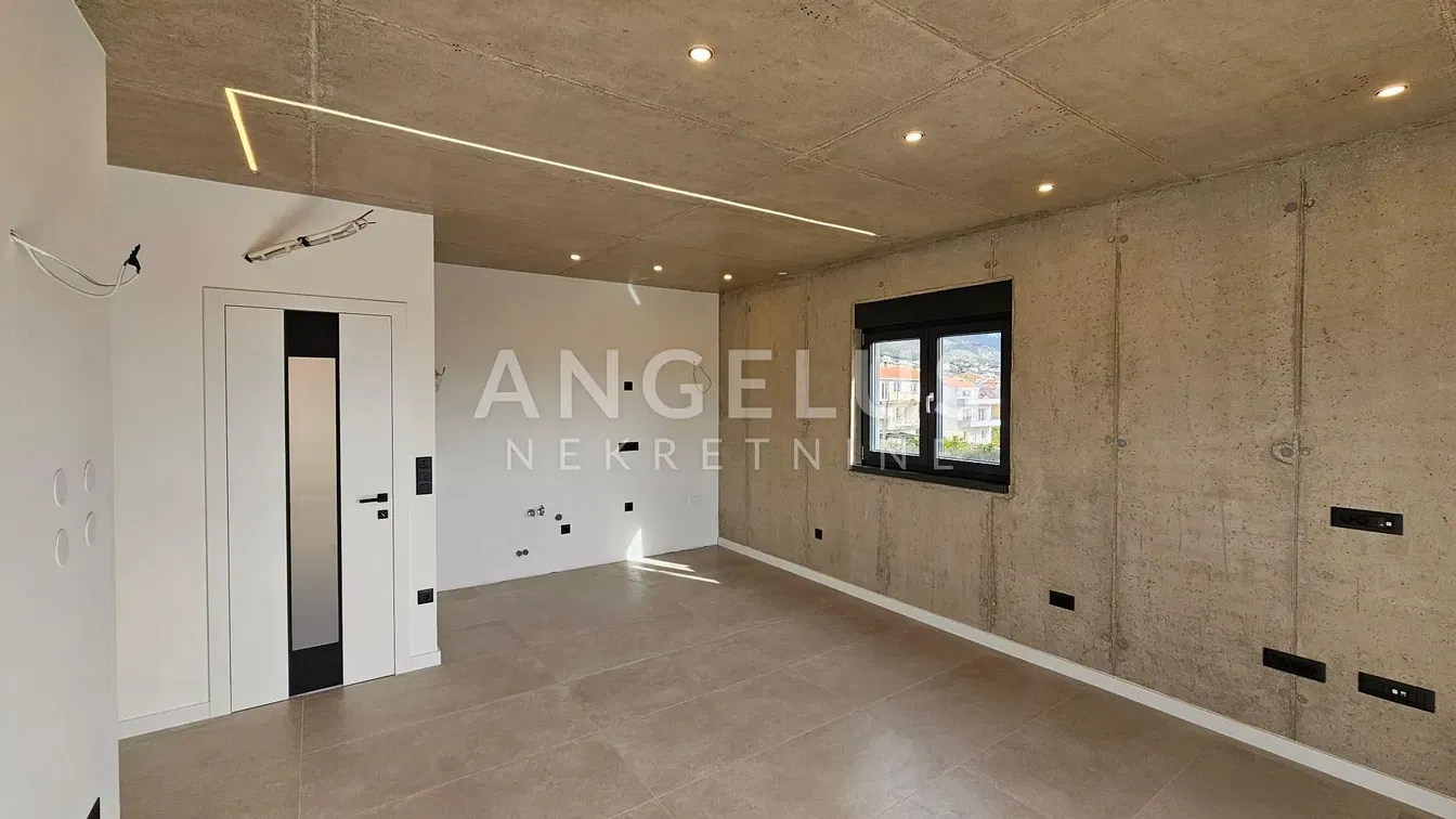 Autre; carrelage, lumière naturelle, nécessite rénovation