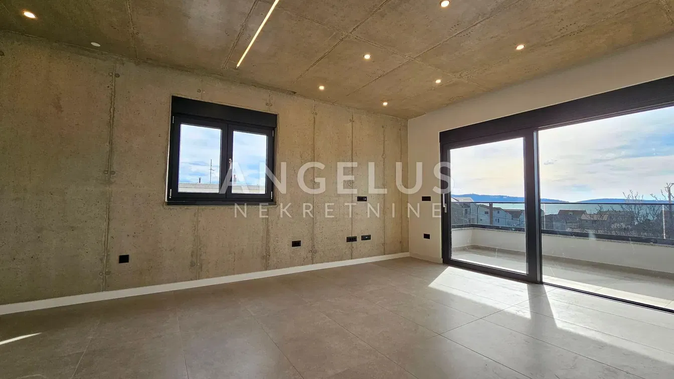 Salon; vue, carrelage, lumière naturelle