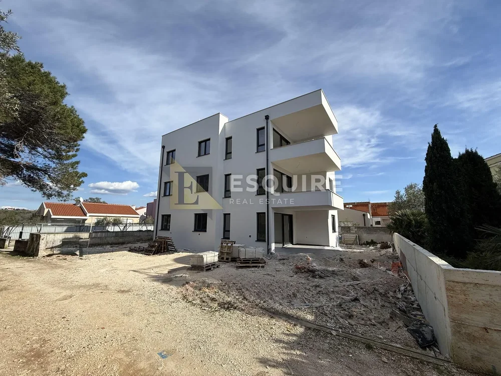 Maison et environs; nécessite rénovation
