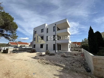 Maison et environs; nécessite rénovation