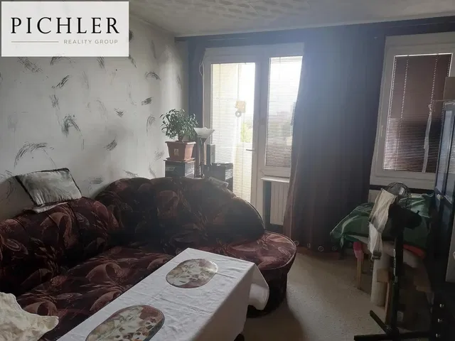 Хол; нуждае се от ремонт, естествена светлина