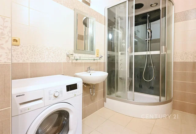 Koupelna; dlažba, po rekonstrukci, přirozené světlo, moderní styl