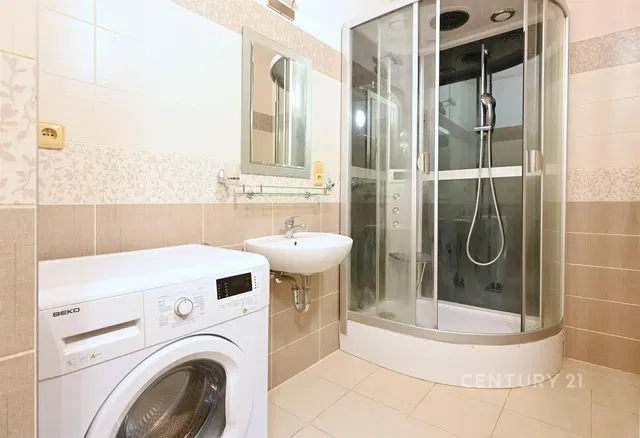 Bagno; pavimento in piastrelle, ristrutturato, luce naturale, stile moderno