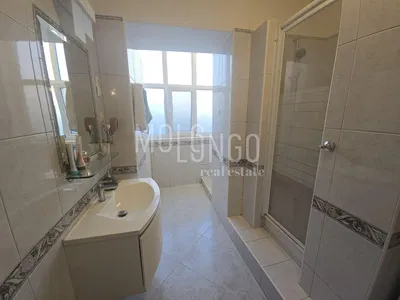 Salle de bain; carrelage, lumière naturelle