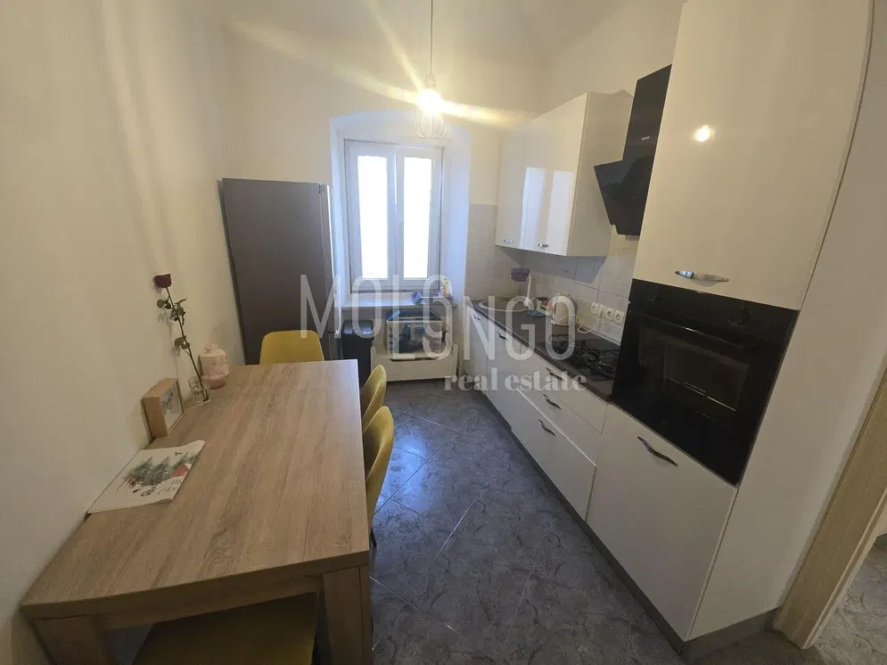 Cuisine; carrelage, lumière naturelle, électroménager